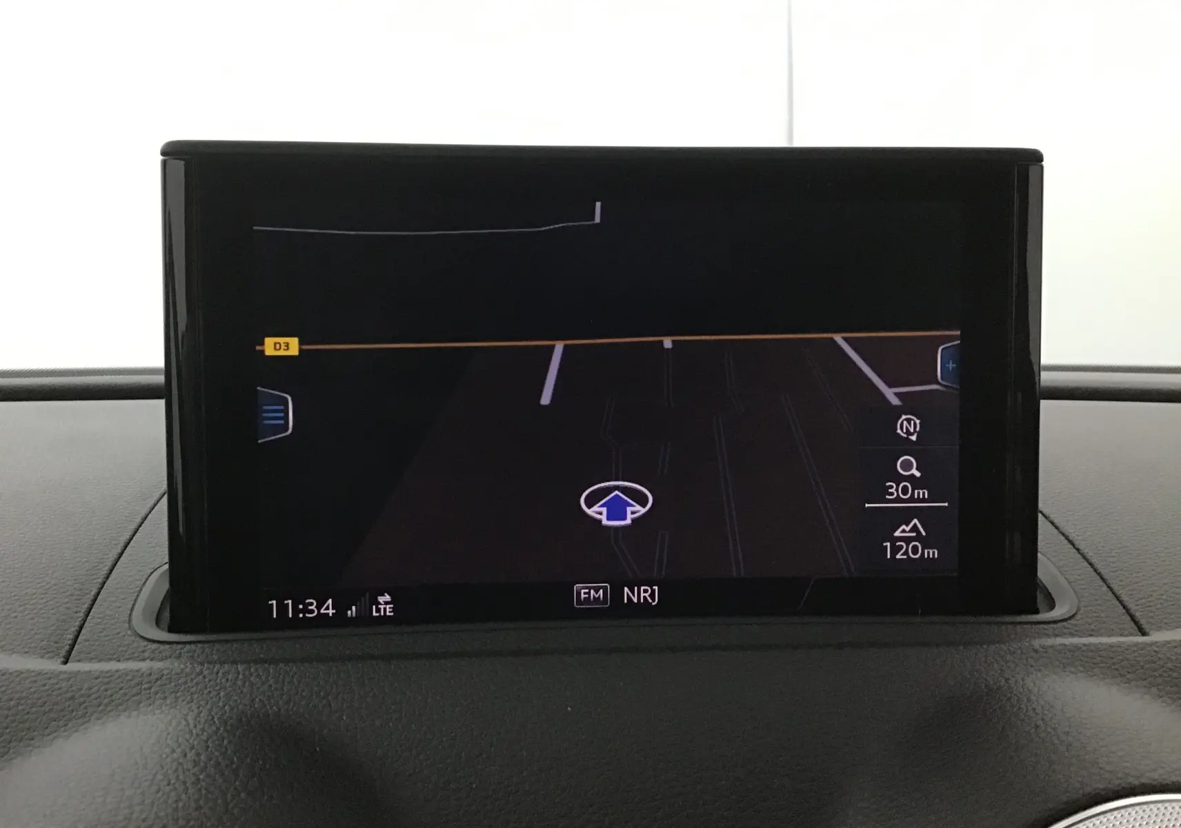 Écran central du tableau de bord de l'Audi A3 Cabriolet 2020 affichant la navigation GPS en intérieur noir.