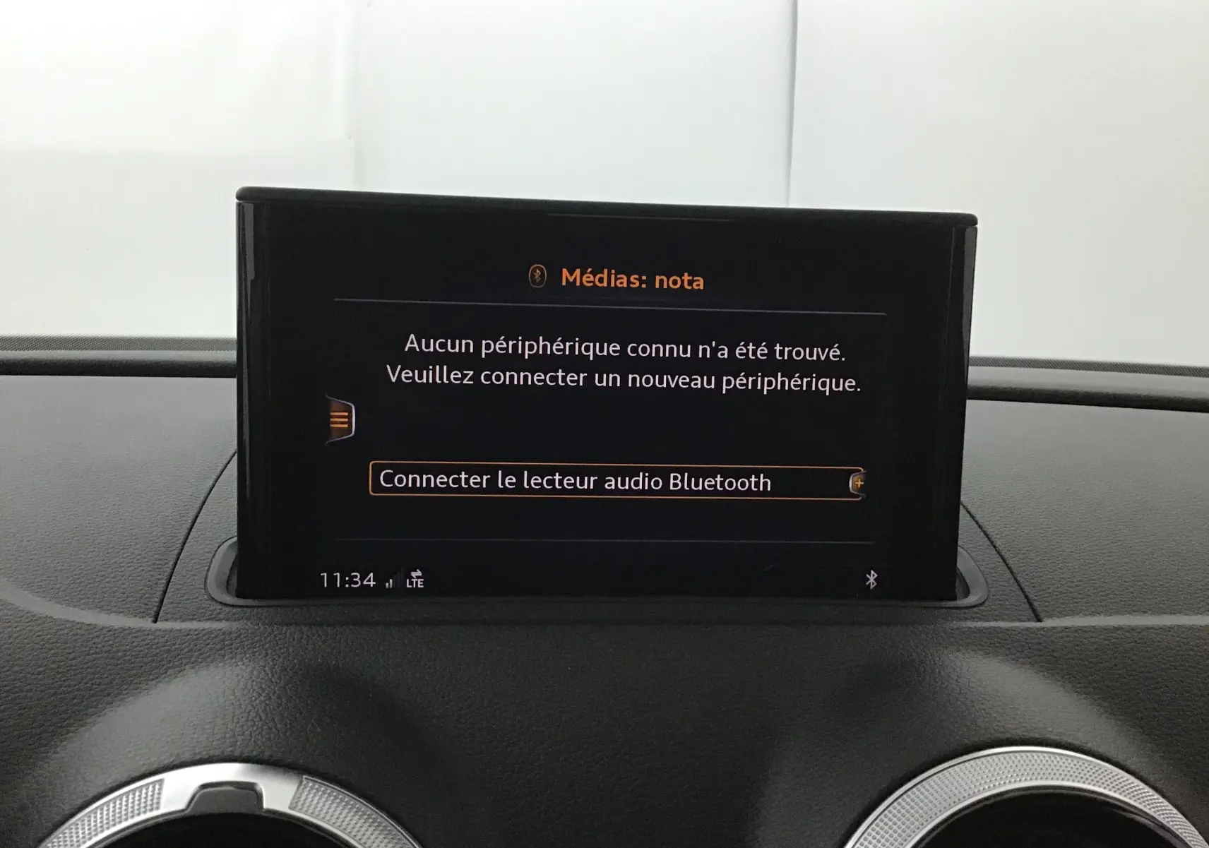 Écran central de l'Audi A3 Cabriolet 2020 affichant un message de connexion Bluetooth sur tableau de bord noir.