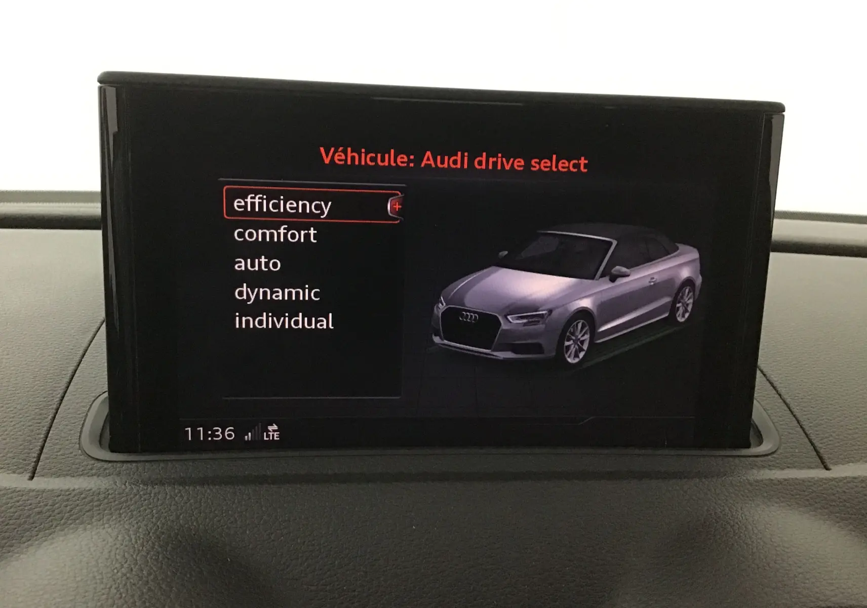 Écran multimédia montrant l'Audi A3 Cabriolet gris en 3/4 avant avec options Audi Drive Select.