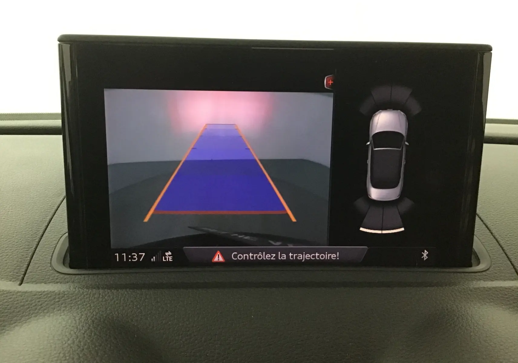 Écran central affichant la caméra de recul et l'alerte de trajectoire de l'Audi A3 Cabriolet noire de 2020.