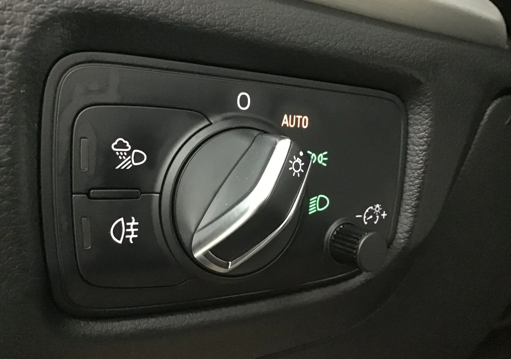 Gros plan sur la commande d'éclairage intérieur de l'Audi A3 Cabriolet 1.5 TFSI noire, avec réglage sur mode automatique.