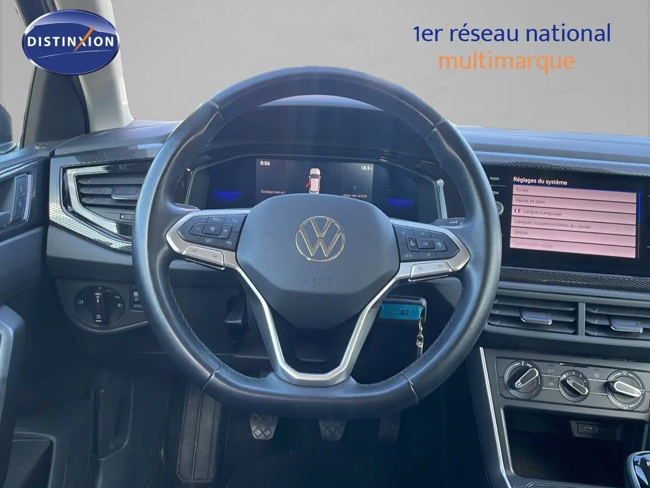 Vue intérieure centrée sur le volant noir du Volkswagen Taigo 2022 avec tableau de bord numérique et écran tactile.