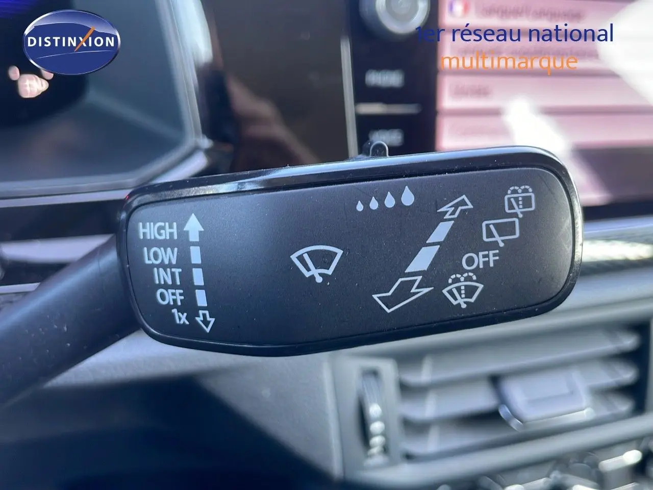 Gros plan sur la commande des essuie-glaces du Volkswagen Taigo gris cendre 2022, intérieur moderne et épuré.