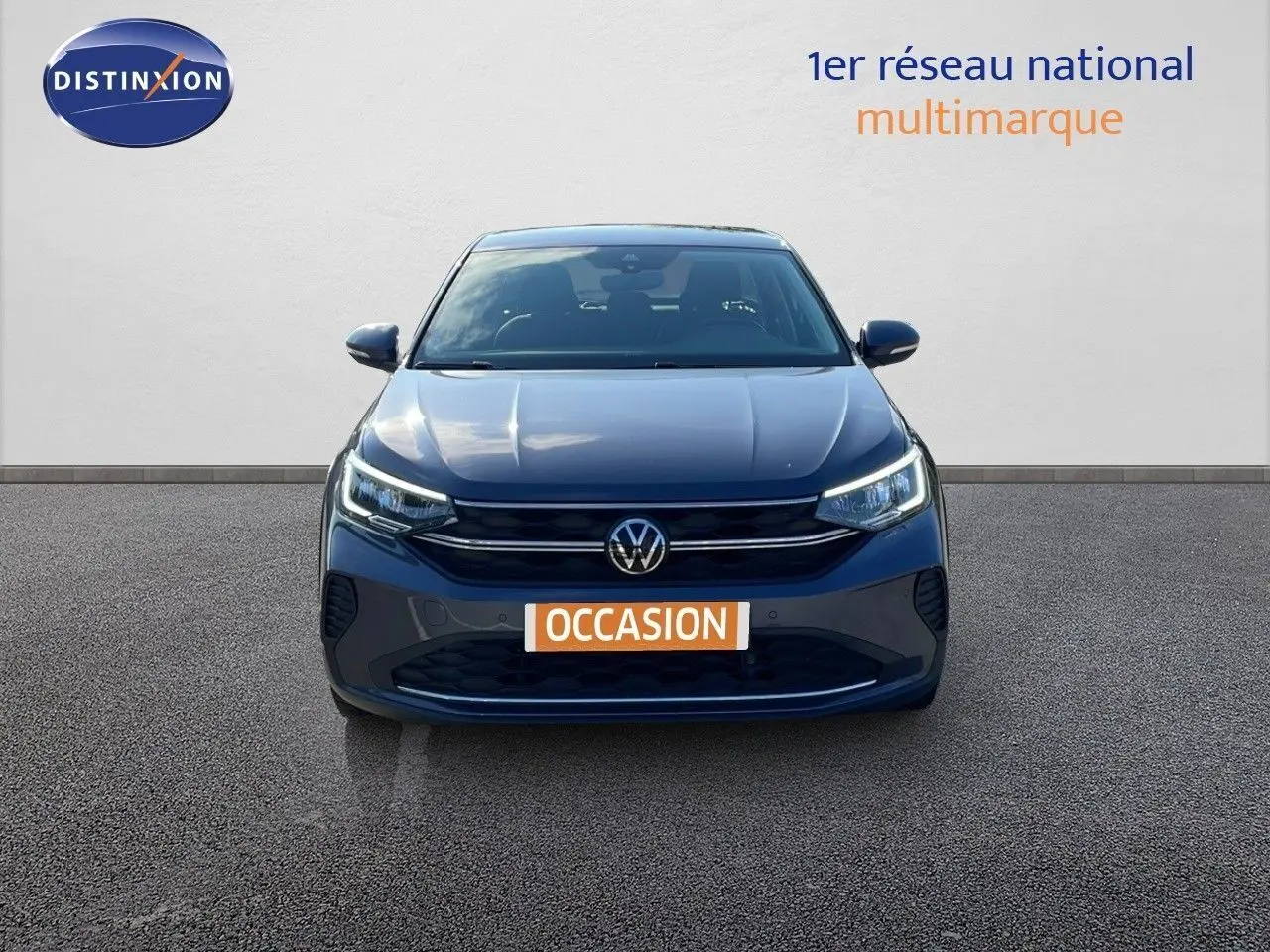 Vue frontale d'un Volkswagen Taigo gris cendre 2022 avec phares LED et plaque "OCCASION" visible.