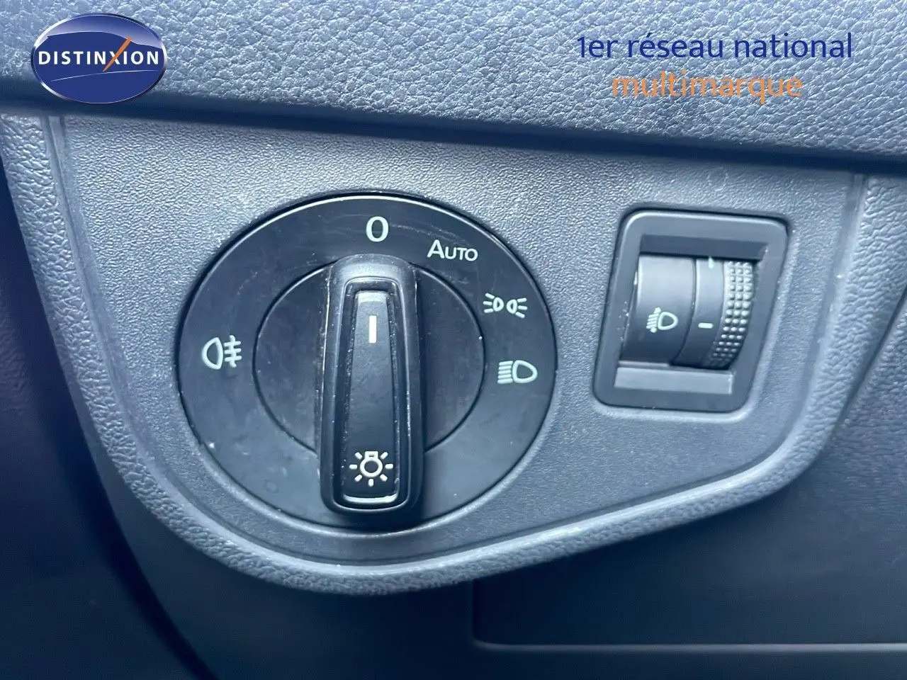 Gros plan sur la commande d'éclairage intérieure du Volkswagen Taigo gris cendre, avec réglage rotatif et molette.