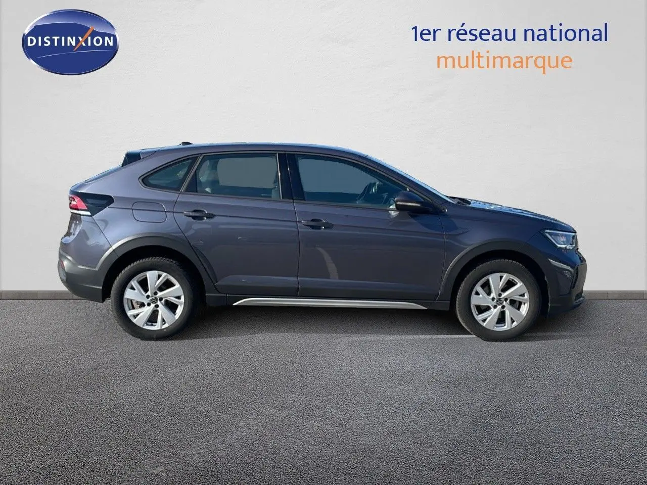 Profil côté gauche du Volkswagen Taigo gris cendre 2022, version 1.0 TSI 110CH LIFE avec jantes alliage et lignes dynamiques.