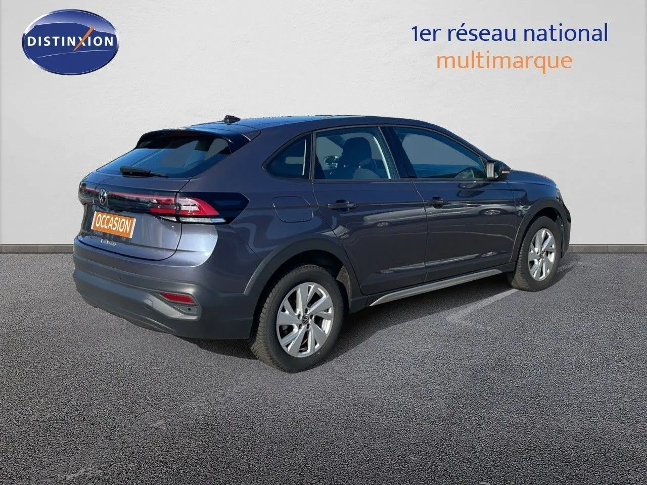 Volkswagen Taigo gris cendre vu en 3/4 arrière droit, mettant en valeur ses lignes fluides et ses jantes alliage.