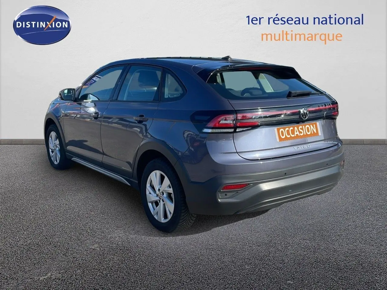 Volkswagen Taigo gris cendre vu en 3/4 arrière droit, mettant en valeur son design compact et ses feux arrière LED.