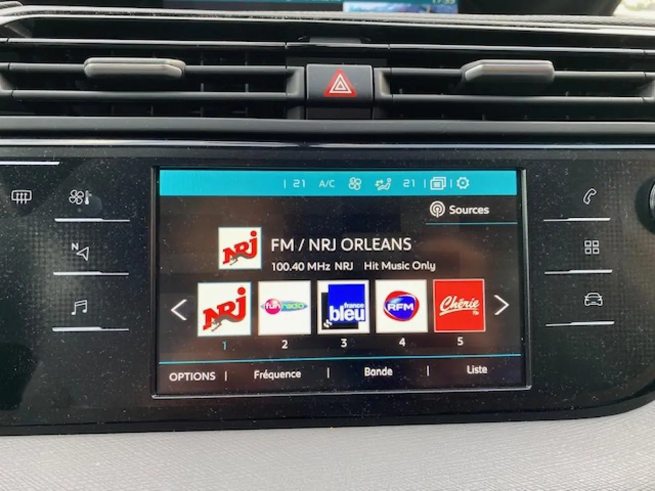 Écran tactile central du Citroën C4 Spacetourer 2019 affichant les stations radio avec commandes tactiles autour.