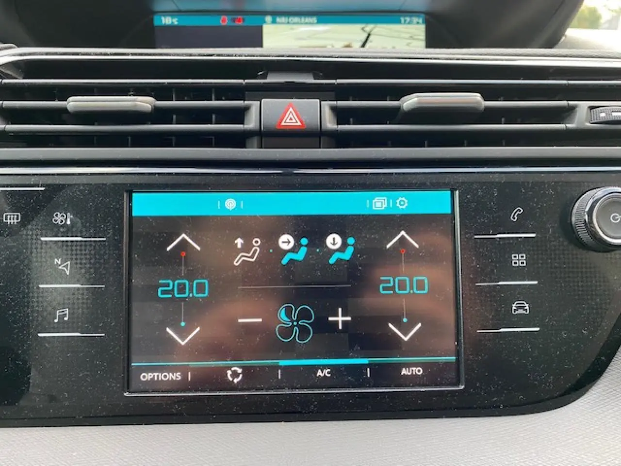 Écran tactile central de la climatisation bi-zone du Citroën C4 Spacetourer gris Artense, vue de face.