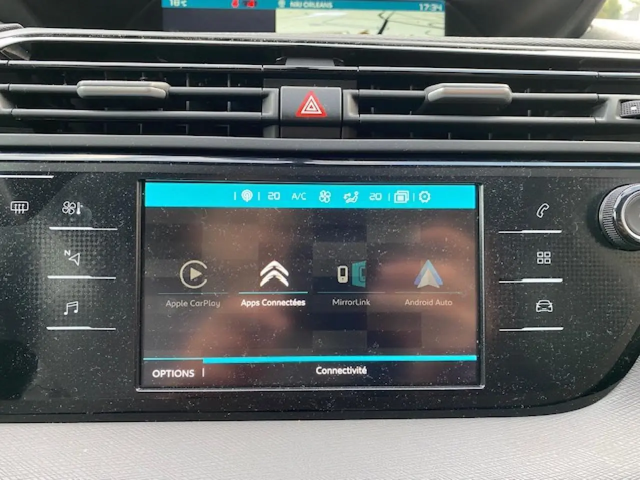 Écran tactile central du tableau de bord de la Citroën C4 Spacetourer 2019, affichant les options de connectivité.