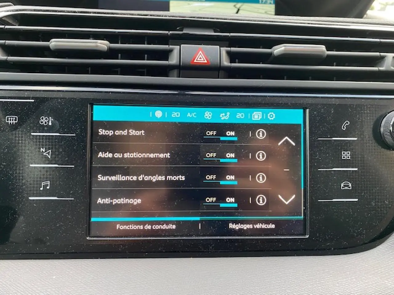Écran tactile central du tableau de bord du Citroën C4 Spacetourer 2019 affichant les réglages d'aide à la conduite.