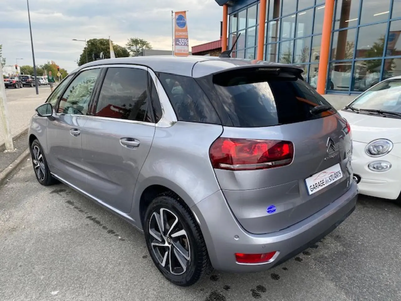 Citroën C4 Spacetourer gris Artense vue 3/4 arrière droit, jantes alliage bi-ton et vitres teintées.