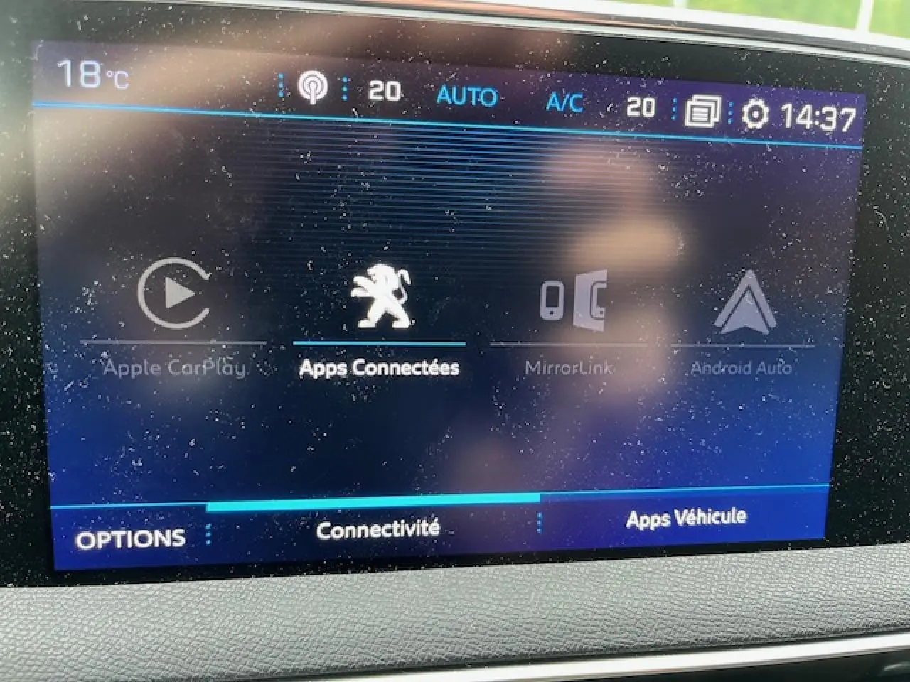 Écran tactile 8 pouces du Peugeot 3008 GT Line 2019 affichant les options de connectivité et applications.