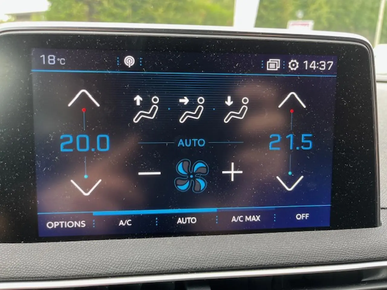 Écran tactile du système de climatisation automatique bi-zone du Peugeot 3008 GT Line, affichant 20°C côté gauche.