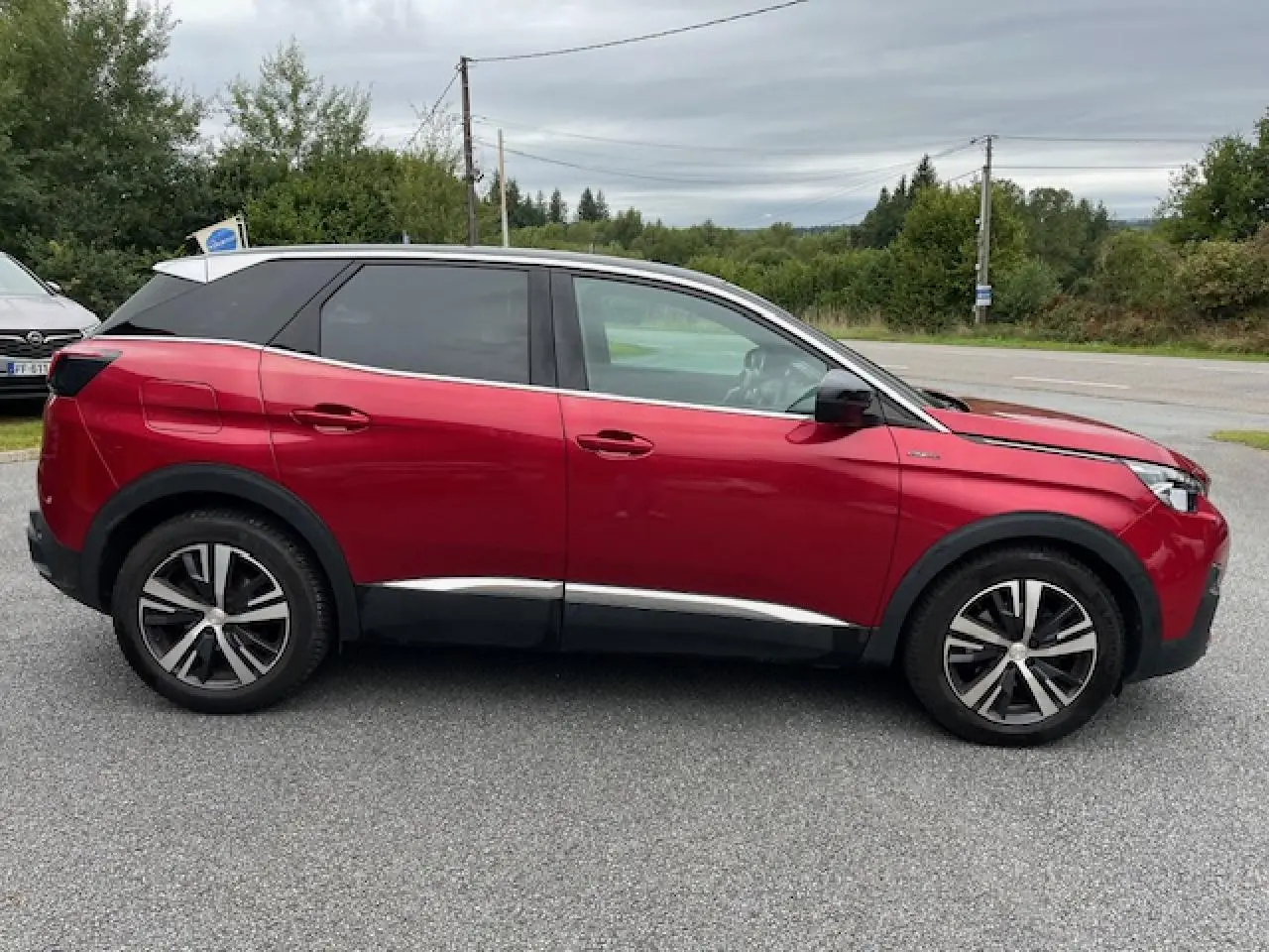 Peugeot 3008 GT Line rouge Ultimate vue de profil côté gauche, avec toit noir et jantes alliage 18 pouces.
