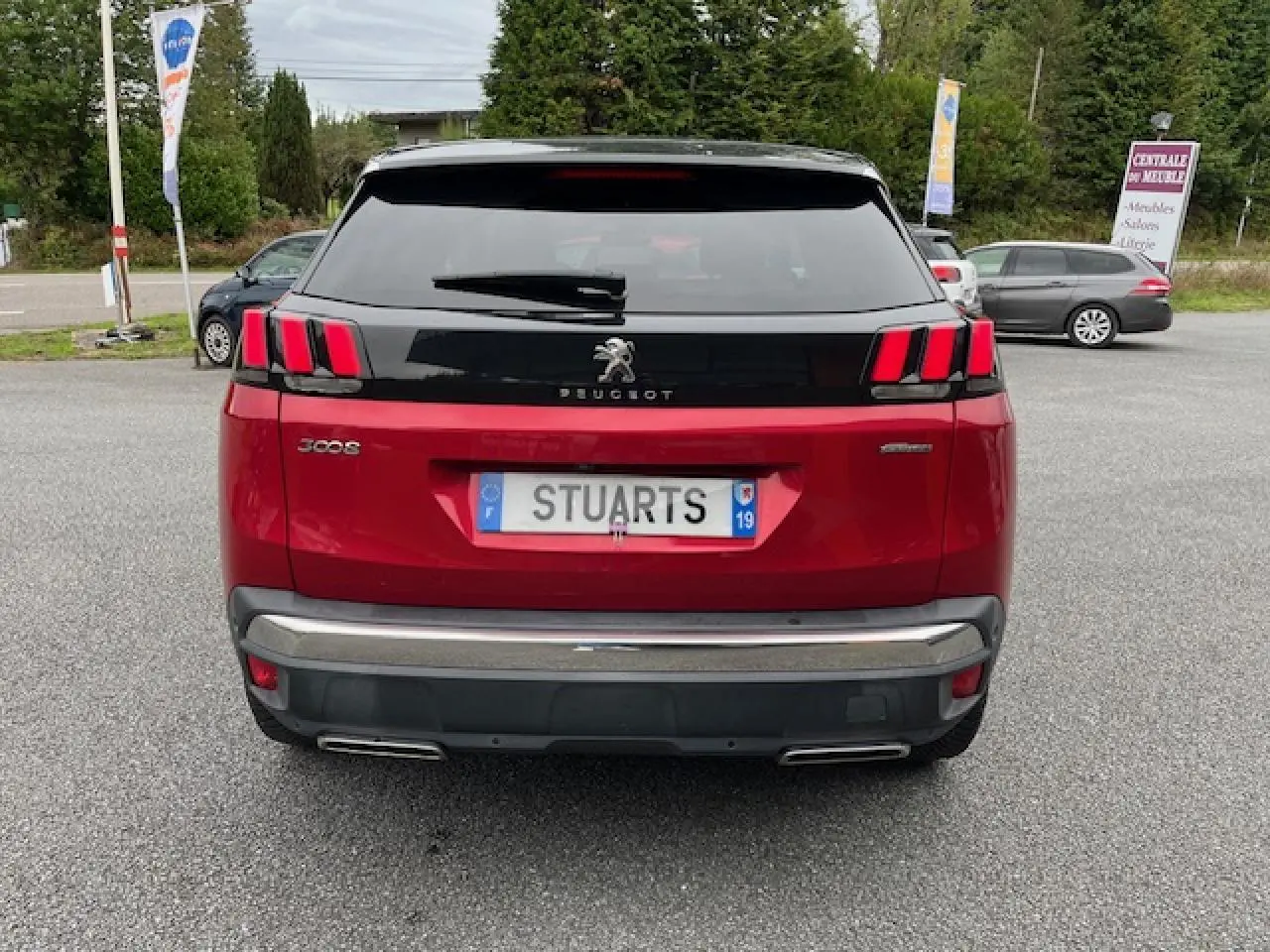 Vue arrière d'un Peugeot 3008 GT Line rouge Ultimate avec hayon noir et feux arrière à griffes LED distinctifs.