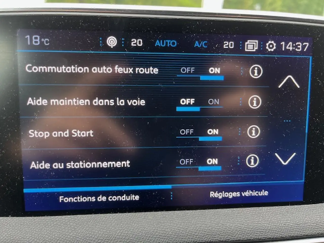 Écran tactile du Peugeot 3008 GT Line 2019 affichant les aides à la conduite activées, intérieur noir.