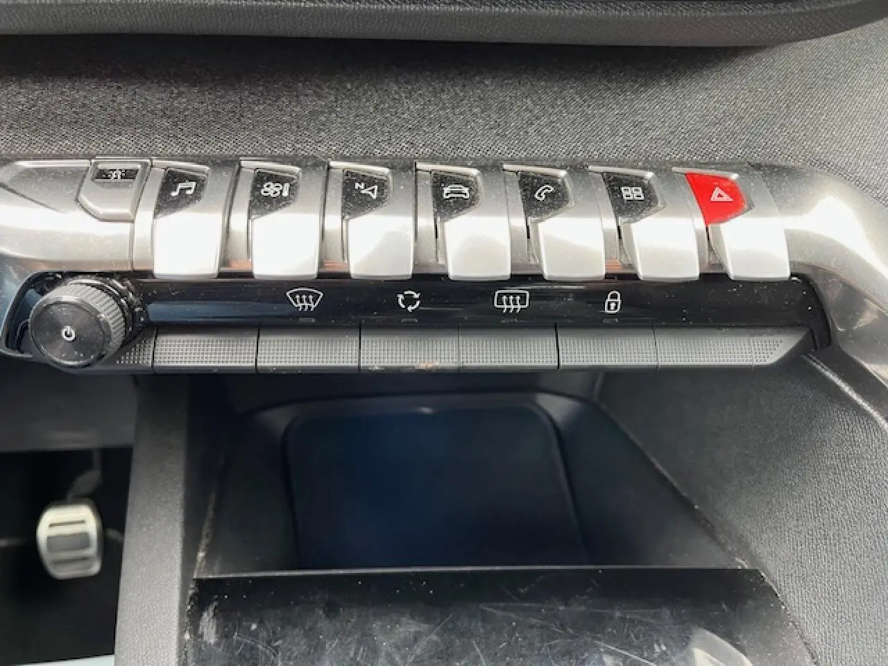 Panneau de commandes central du Peugeot 3008 GT Line 2019 avec boutons argentés et alerte rouge, intérieur noir.