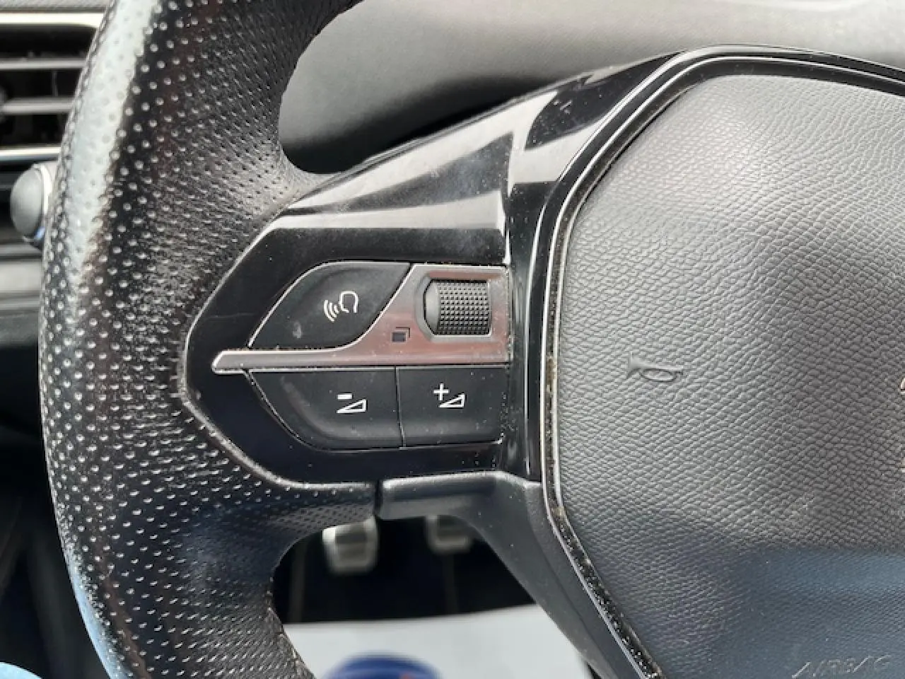 Gros plan sur le volant cuir perforé noir avec commandes multifonctions du Peugeot 3008 GT Line 2019