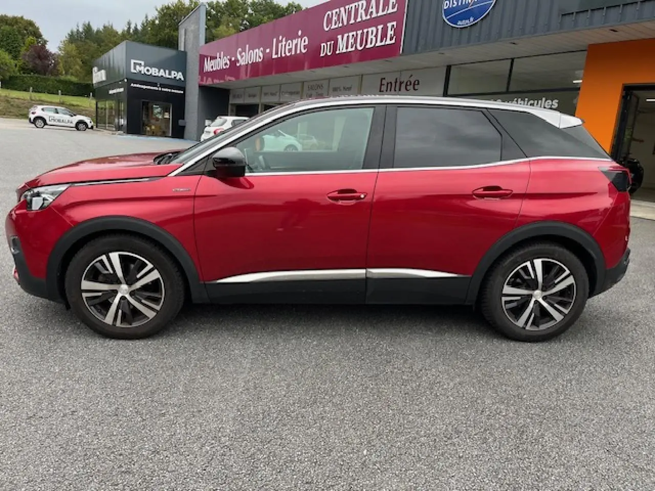 Profil côté gauche du Peugeot 3008 GT Line rouge Ultimate avec toit noir et jantes alliage 18 pouces bi-ton.