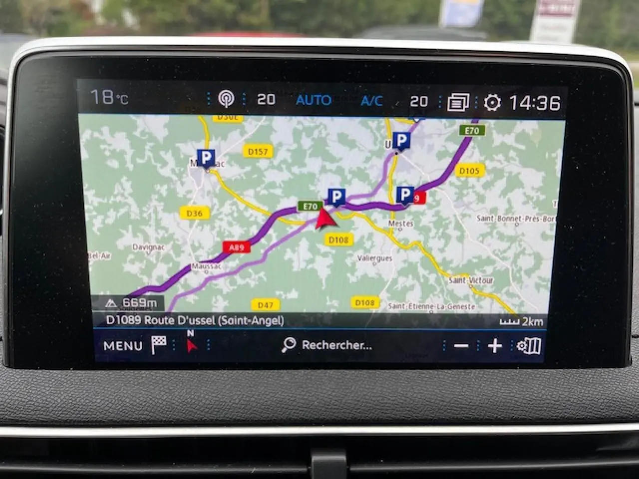 Écran tactile 8 pouces du Peugeot 3008 GT Line 2019 affichant la navigation 3D connectée en intérieur.