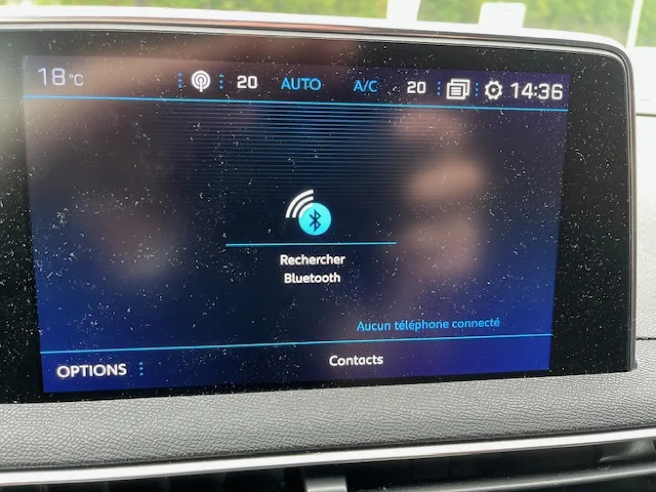 Écran tactile 8 pouces du Peugeot 3008 GT Line 2019 affichant la recherche Bluetooth dans l'habitacle.
