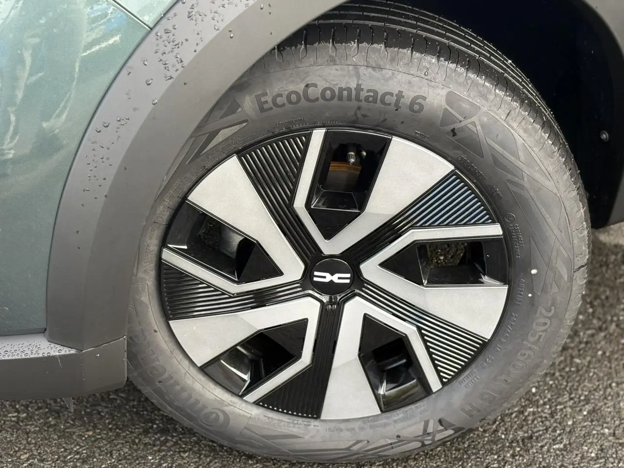 Gros plan sur la roue avant gauche du Dacia Sandero Stepway 2025 vert cèdre avec enjoliveur noir et gris au design géométrique.