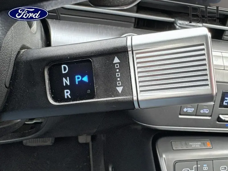 Le levier de vitesses automatique en gros plan dans l'habitacle d'une Hyundai Kona Denim Blue 2023.