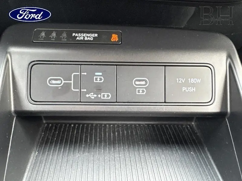 Gros plan sur les ports USB et prise 12V noirs dans l'habitacle du Hyundai Kona Denim Blue 2023.