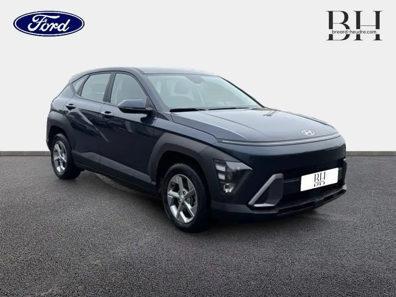Hyundai Kona 2023 bleu Denim perlé, vue 3/4 avant droit mettant en valeur ses lignes anguleuses et phares LED.