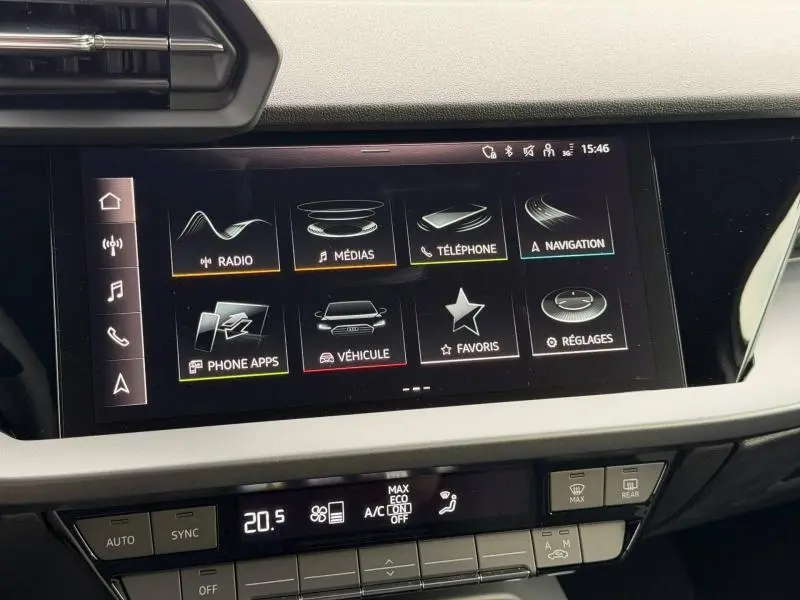 Écran tactile central de l’Audi A3 Sportback 2024 affichant les menus radio, médias, téléphone et navigation.