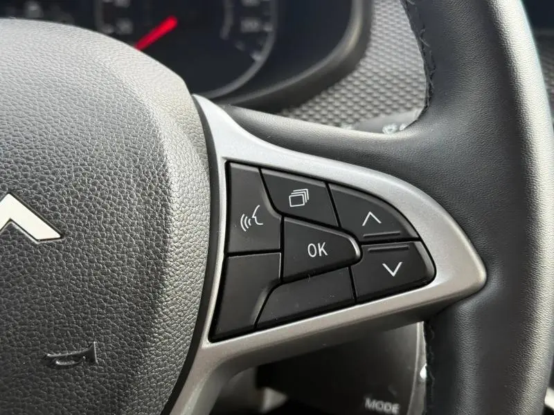 Gros plan sur les commandes multifonctions au volant côté droit du Dacia Jogger gris Schiste métallisé 2025.