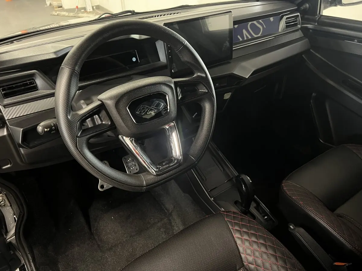 Vue intérieure côté conducteur du tableau de bord noir et volant du Ligier JS50 0.5 REVO D+ Ultimate 2026.