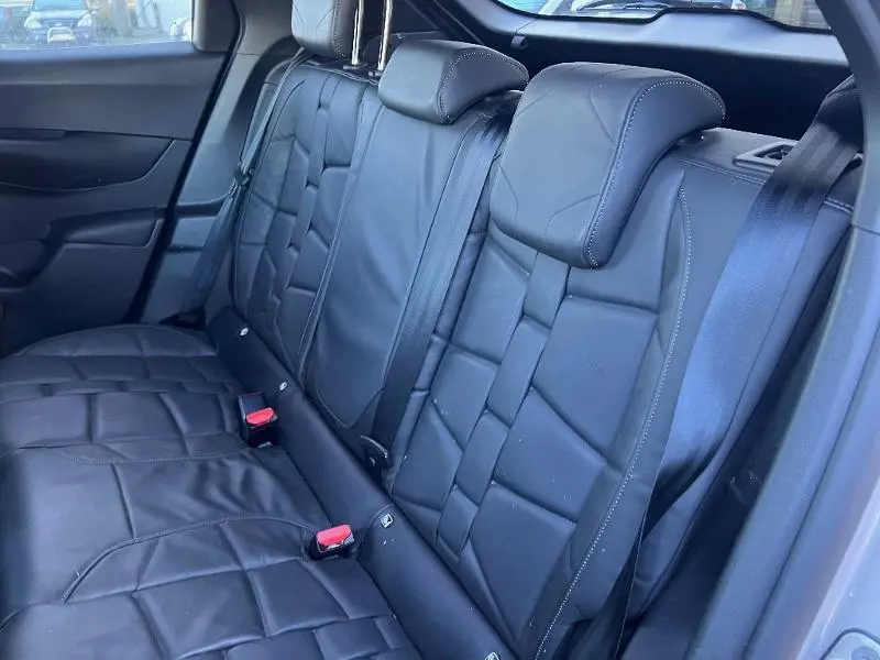 Vue intérieure sur la banquette arrière en cuir Nappa noir du DS3 Crossback E-Tense Grand Chic 2021, avec appuie-têtes et ceintures visibles.
