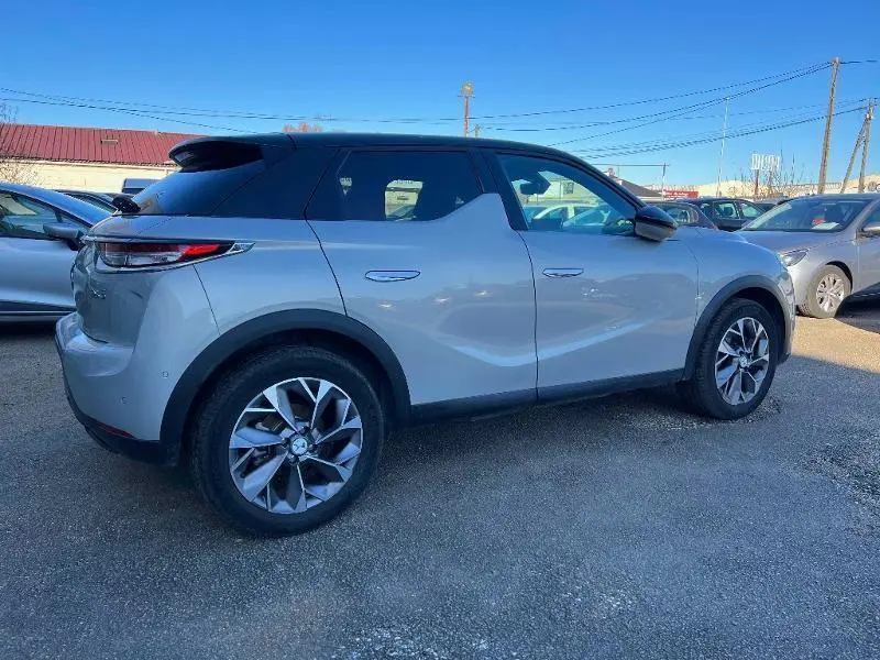 DS3 Crossback E-Tense gris Platinium avec toit noir, vue de profil côté droit, jantes alliage 18 pouces visibles