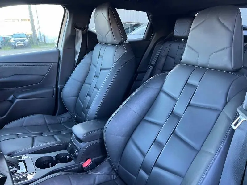 Intérieur avant du DS3 Crossback E-Tense 2021 avec sièges en cuir Nappa noir et accoudoir central visible.