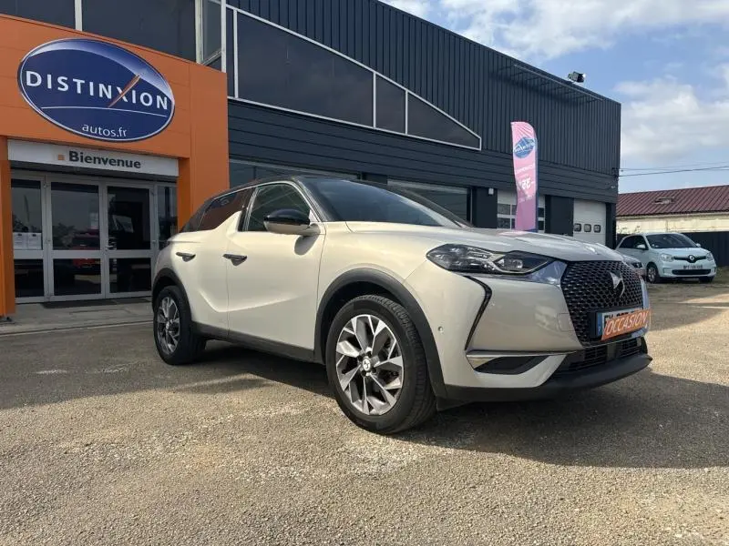 DS3 Crossback E-Tense gris Platinium avec toit noir Perla Nera, vue 3/4 avant droit, calandre DS Wings chromée visible.