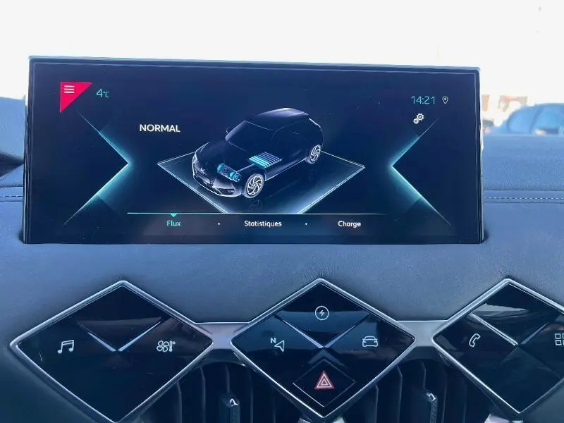 Écran tactile intérieur du DS3 Crossback E-Tense 2021 montrant l'interface de gestion électrique en mode normal.