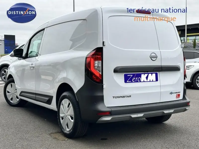 Vue 3/4 arrière droite d’un utilitaire Nissan Townstar blanc minéral électrique avec double portes arrière et enjoliveurs spécifiques.