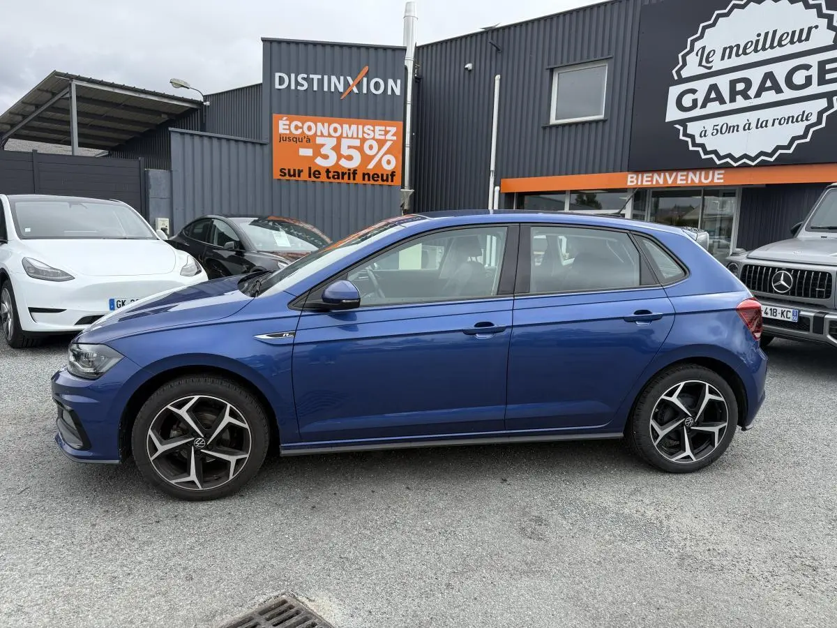 Volkswagen Polo 1.0 TSI R-Line bleu vue de profil côté gauche avec jantes alliage spécifiques et badges R-Line.