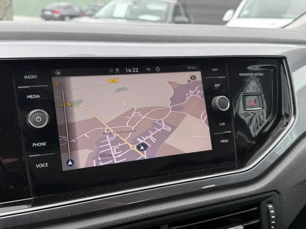 Écran tactile 8'' du système de navigation de la Volkswagen Polo 1.0 TSI R-Line, vue intérieure centrale.