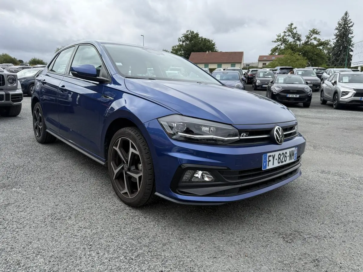 Volkswagen Polo 1.0 TSI R-Line bleu vue 3/4 avant avec calandre et jantes spécifiques R-Line