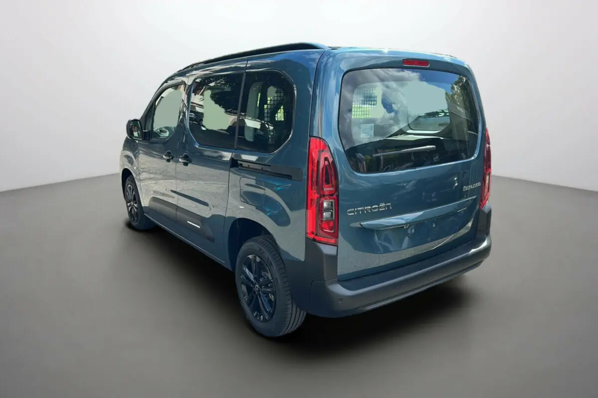 Vue 3/4 arrière droite du Citroën Berlingo 2025 Kiama blue avec hayon et vitres latérales teintées.