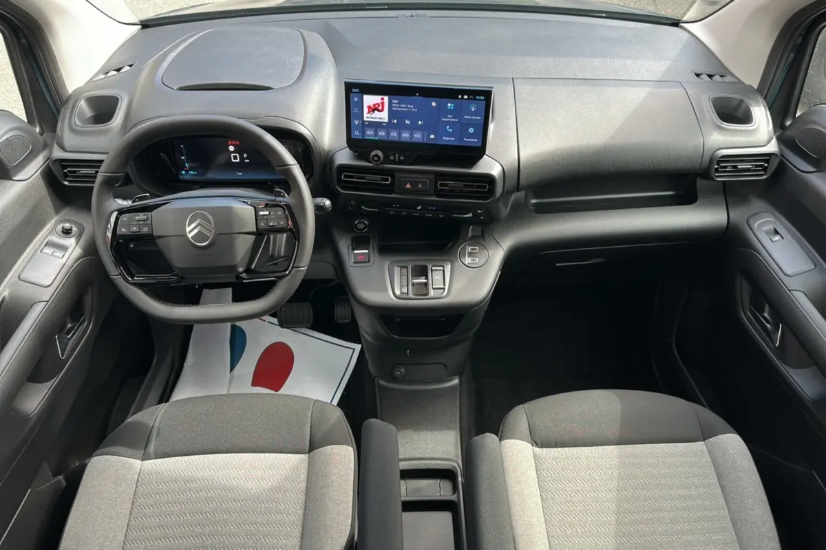 Intérieur avant du Citroën Berlingo 2025 BlueHDi 130 EAT8 Max, tableau de bord moderne avec écran tactile central.