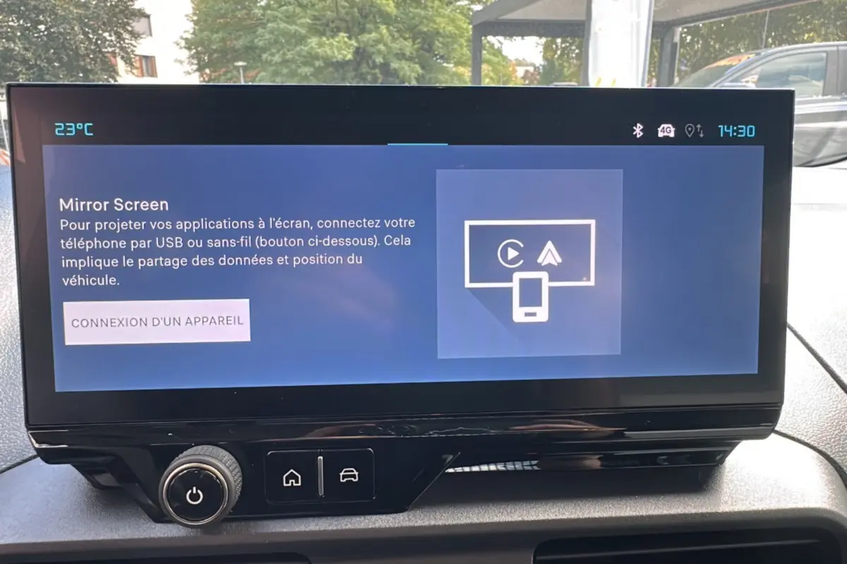 Écran tactile central du Citroën Berlingo 2025 BlueHDi 130 EAT8 Max affichant l'option Mirror Screen.