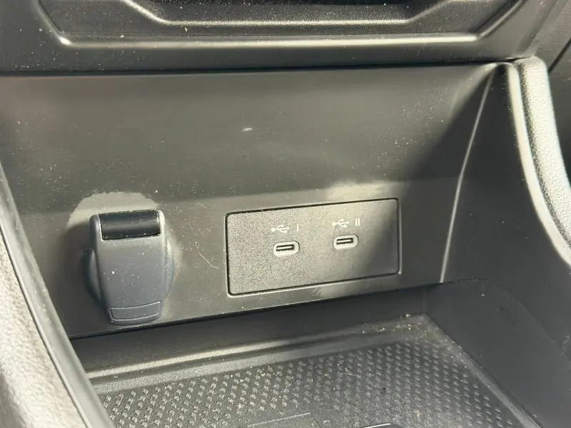 Prise USB double type C et prise 12V dans la console centrale d'un Renault Captur Rouge Flamme 2025.
