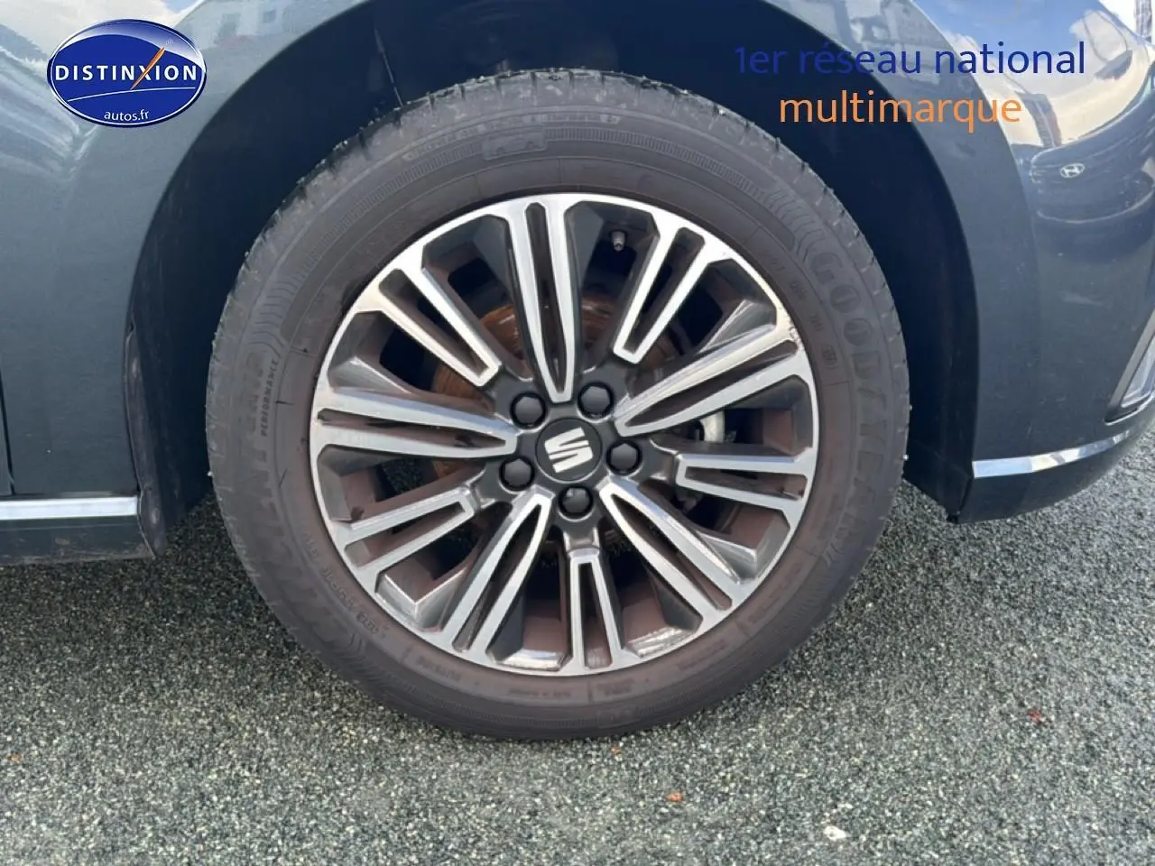 Gros plan sur la roue avant droite d'une SEAT Ibiza gris magnétique avec jante alliage design.