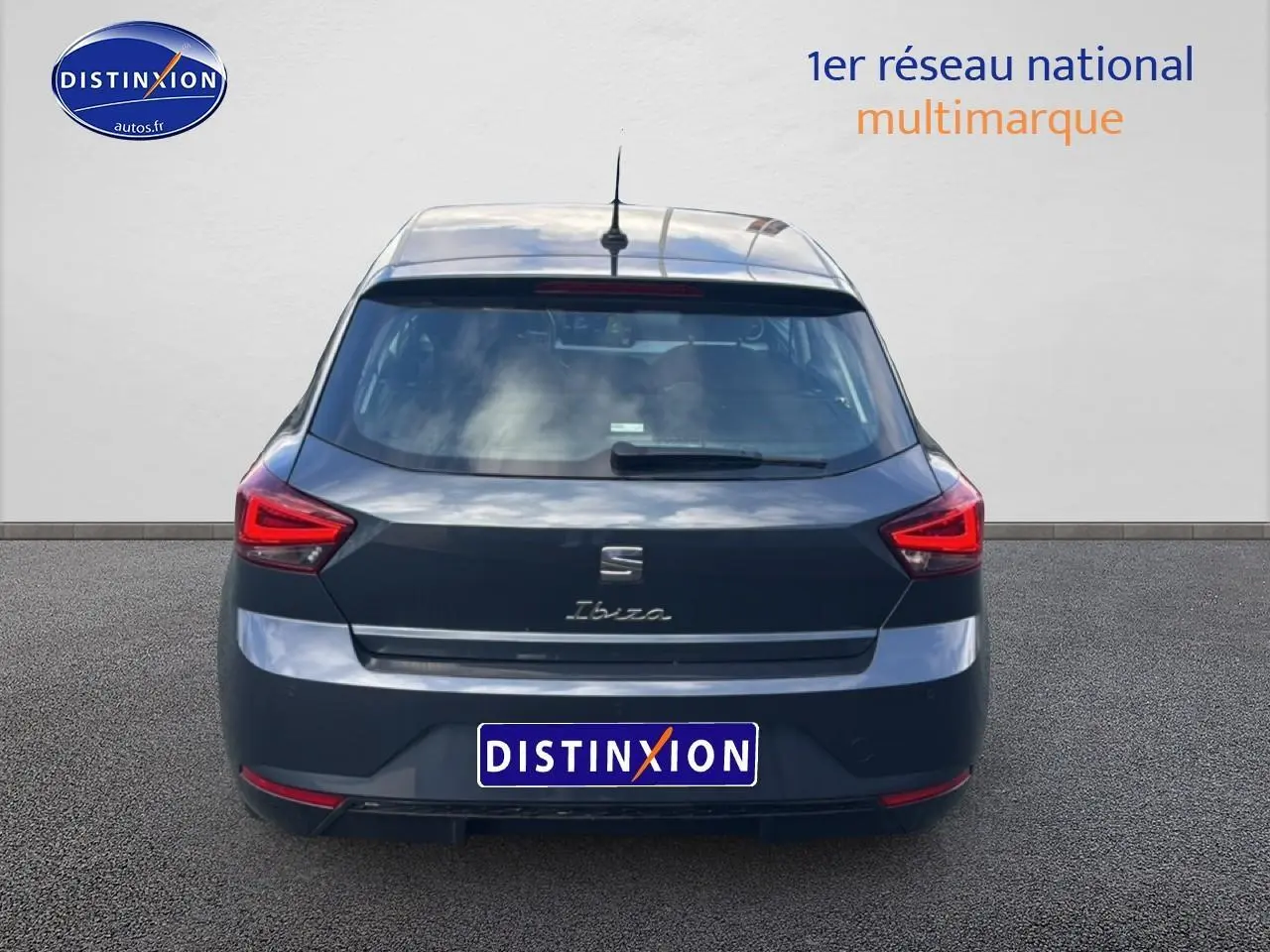 Vue arrière d'une SEAT Ibiza gris magnétique 2025 avec feux LED triangulaires et logo Ibiza manuscrit sur le hayon.