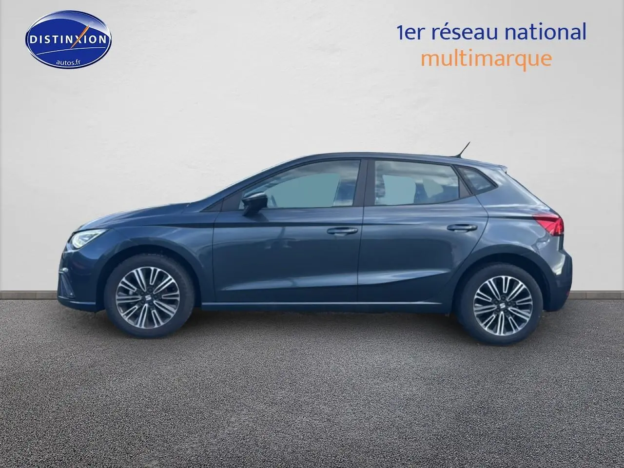 Vue profil droit d'une SEAT Ibiza 1.0 TSI 95 Copa gris magnétique sur fond clair, soulignant ses jantes design.